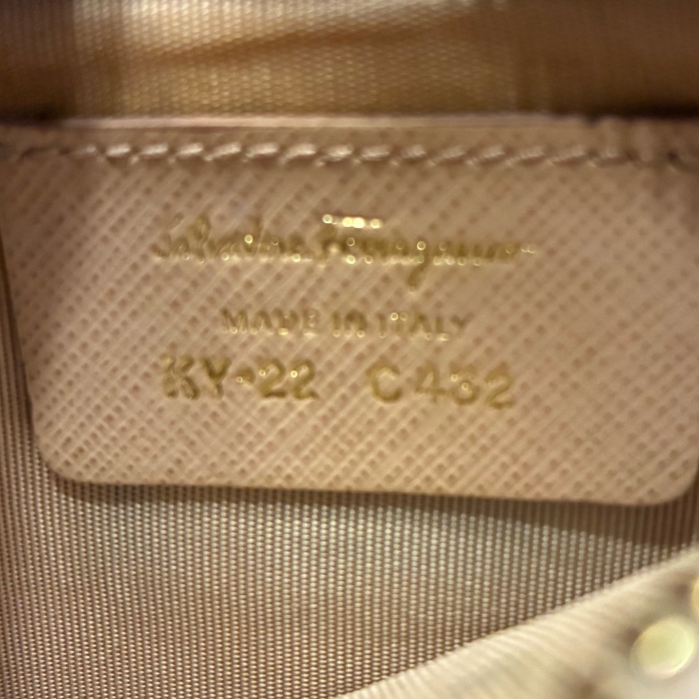 Salvatore Ferragamo EUC Vera Pink Zip Leather Clutch with Gold Accent KY-22 C432 - Picture 10 of 13
